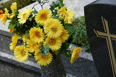 Comment sceller un vase sur une tombe