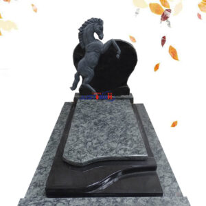 Pierre tombale en forme de coeur en granit sculpté par cheval
