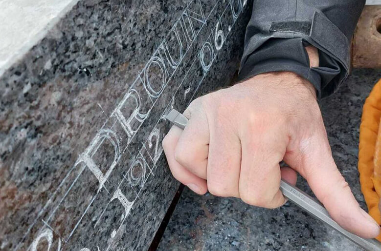 inscriptions sur une pierre tombale