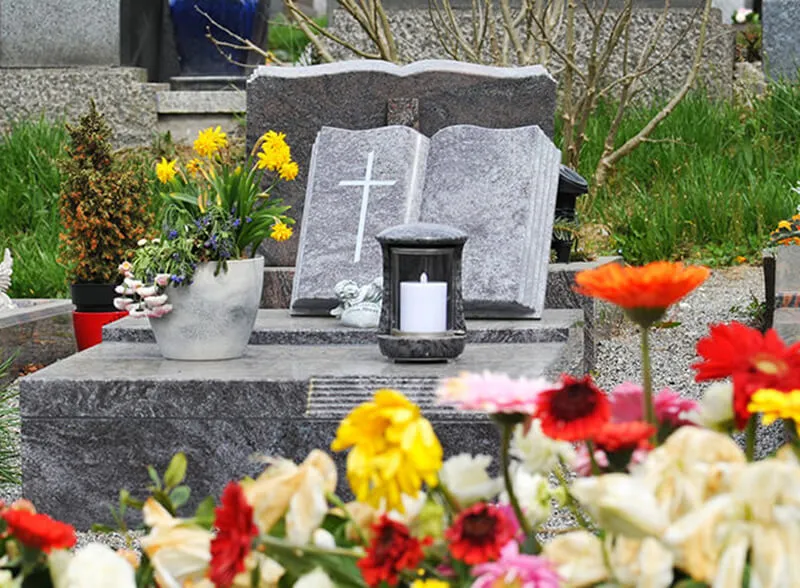 Quelle phrase puis-je graver sur une plaque funéraire