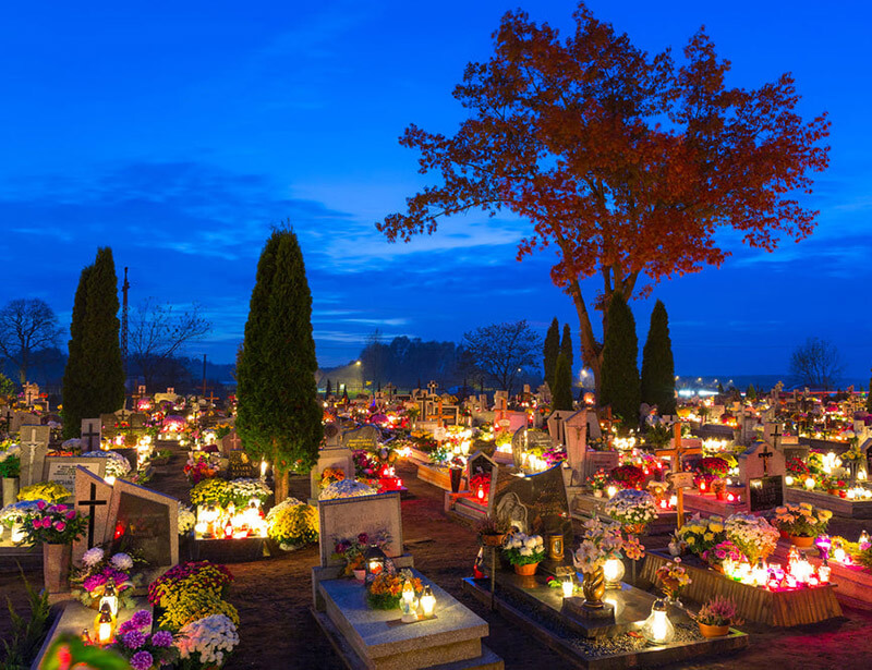 Pourquoi les gens mettent-ils des lanternes sur les tombes2