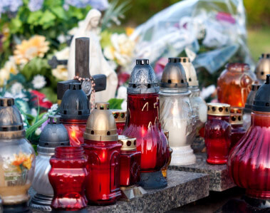 Pourquoi les gens mettent-ils des lanternes sur les tombes3